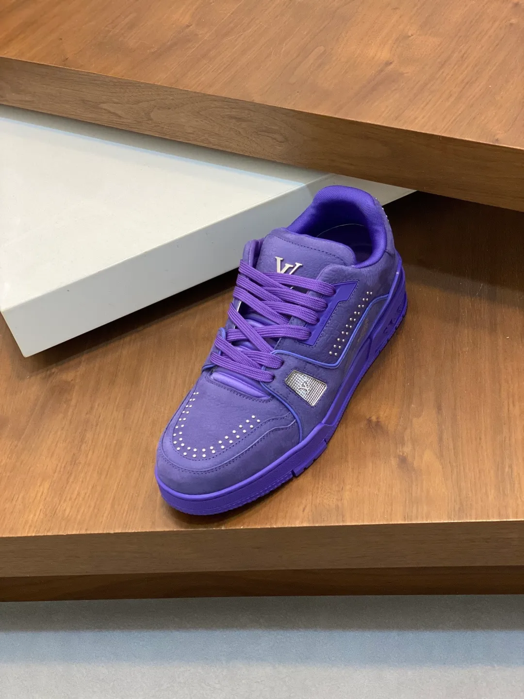 Men's men's shoes 💰820 Lujia New Color Men's 🧍‍♂️trainer sneakers, this LV Trainer sneaker is made of soft grained calfskin, showing pure tones, the #54 logo on the back traces the brand's birth in 1854, the designer's handwritten brand logo embellishes one side, designed by Virgil Abloh himself, a very commemorative sneaker, the new LV Louis Vuitton louis vuitton trainer sneaker low casual sports culture versatile basketball sneakers Size: 35-46 (customized for women 40, men 46)
